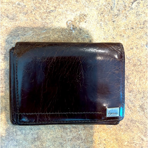 Fossil Other - - Fossil men’s brown leather billfold wallet